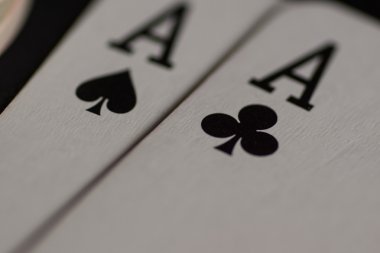 Poker kartları ve cips kavramı.