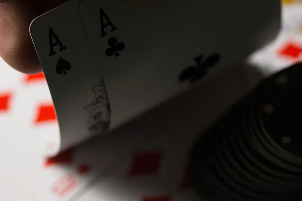 Poker kartları ve cips kavramı. — Stok fotoğraf