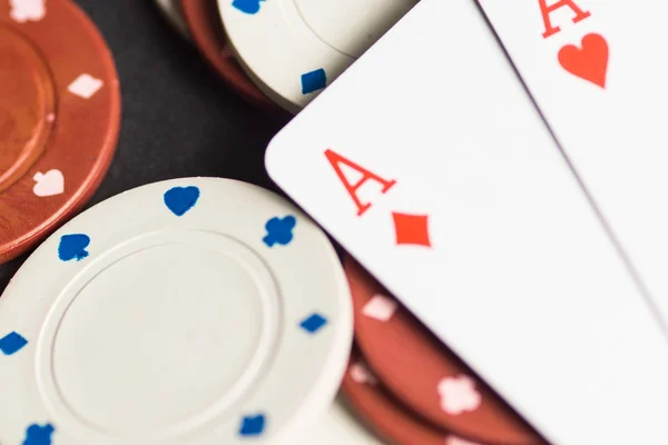 Poker kartları ve cips kavramı. — Stok fotoğraf