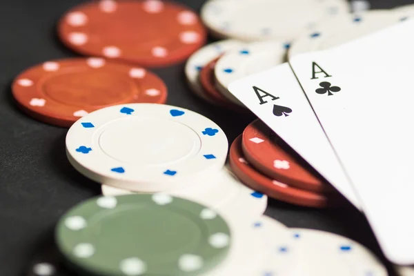 Poker kartları ve cips kavramı. — Stok fotoğraf