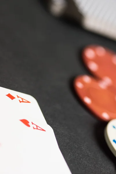 Poker kartları ve cips kavramı. — Stok fotoğraf