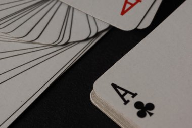 Poker kartları ve cips kavramı.