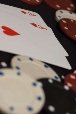 Poker kartları ve cips kavramı.