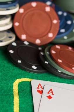 Poker kartları ve cips kavramı.