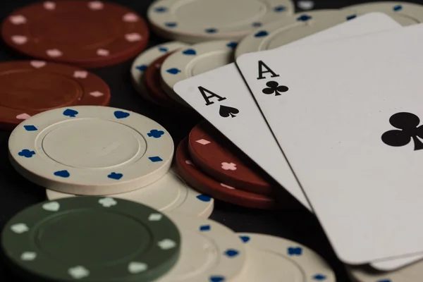 Poker kartları ve cips kavramı. — Stok fotoğraf