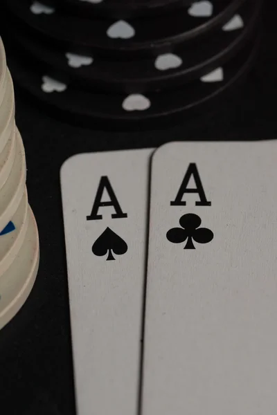 Poker karty a čipy koncepce. — Stock fotografie