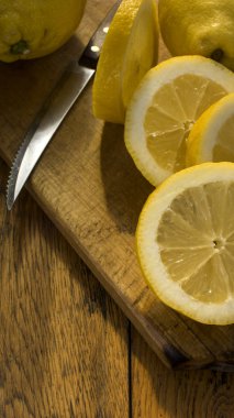 Bütün ve dilimlenmiş limon Ahşap Doğrama tahtası ve masa.