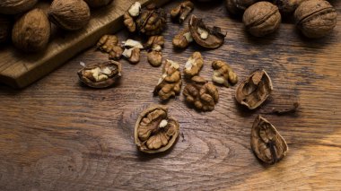 Bütün ve kırık ceviz Ahşap doğrama tahtası ve masa.