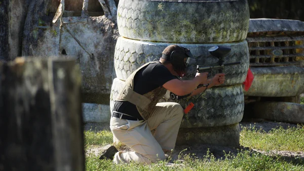 Paintball gry, arena, akcji zdjęcie. — Zdjęcie stockowe