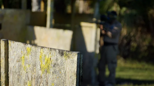 Paintball gry, arena, akcji zdjęcie. — Zdjęcie stockowe