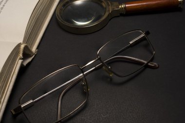 Gözlük Büyüteç karanlık yüzeyi ile.