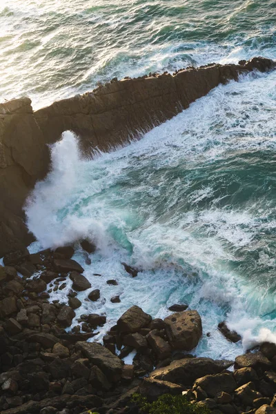 Ondas Quebrando Nas Falésias Costeiras Durante Pôr Sol — Fotografia de Stock