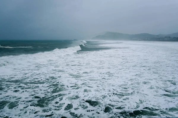 Ondas Longas Oceano Perto Costa Durante Uma Tempestade — Fotografia de Stock