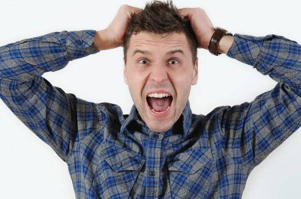 Retrato emocional de joven enojado gritando hombre tirando de su pelo — Foto de Stock