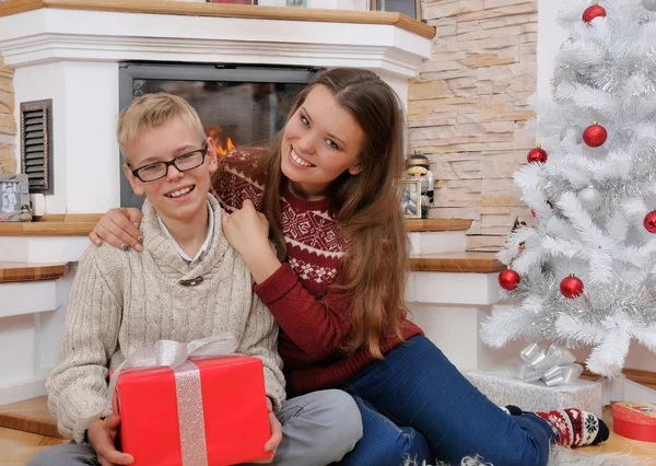 Szczęśliwy, brat i siostra w Wigilię Bożego Narodzenia w domu — Zdjęcie stockowe
