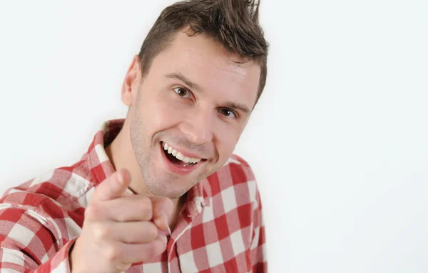 Jovem homem em camisa hipster apontando o dedo para a câmera e de pé contra o fundo branco — Fotografia de Stock