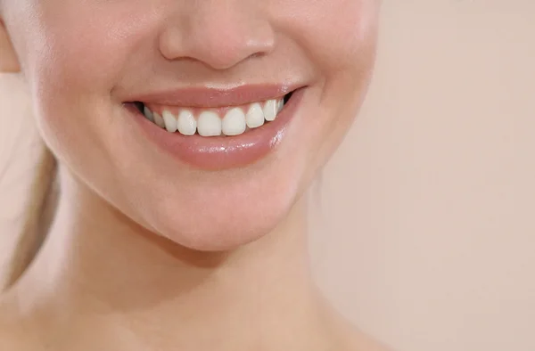 Primer plano de la sonrisa con dientes blancos y sanos — Foto de Stock