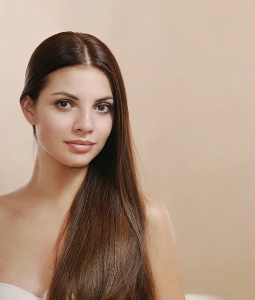 Ritratto di donna abbastanza giovane con capelli lunghi che guarda l'obbiettivo — Foto Stock