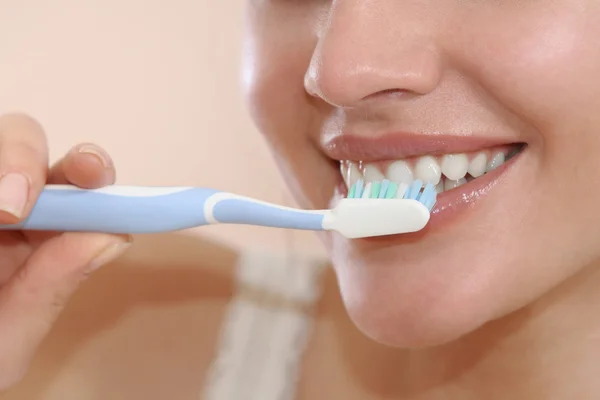 Γυναίκες βουρτσίζετε τα δόντια σας Εικόνα Αρχείου