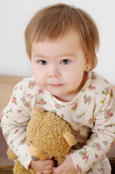 Petite fille avec ours en peluche — Photo