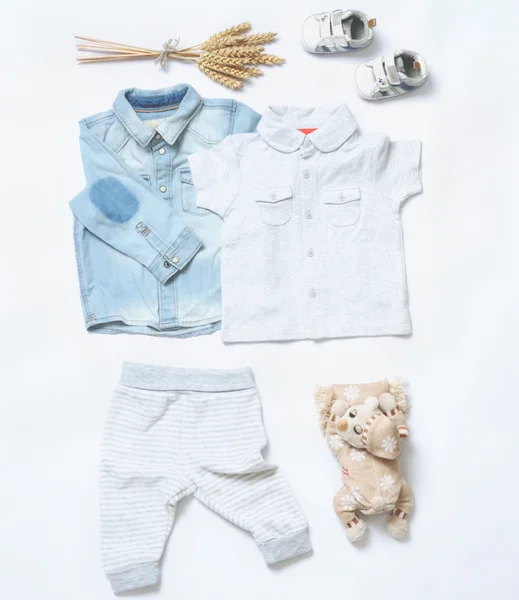 Top view moda look alla moda di vestiti bambino ragazzo con giocattolo — Foto Stock