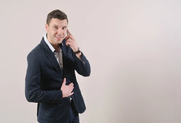 Retrato de confiante sorridente empresário falando ao telefone — Fotografia de Stock