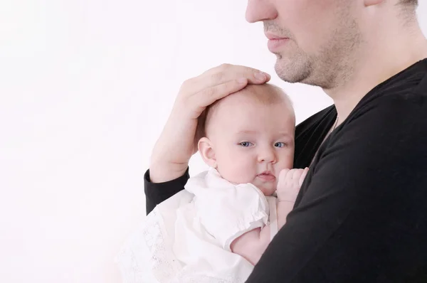 Familjeporträtt av omtänksam pappa och söt baby flicka — Stockfoto