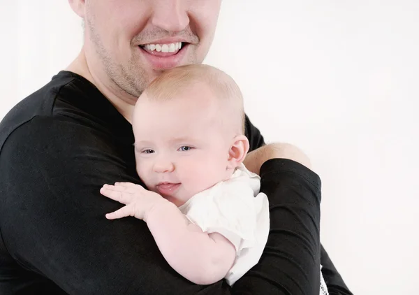Familienporträt eines glücklichen Vaters und eines niedlichen lächelnden Babys — Stockfoto