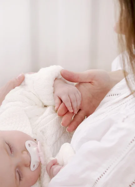 Close up imagem macia de bebê recém-nascido adormecido bonito com a mãe — Fotografia de Stock