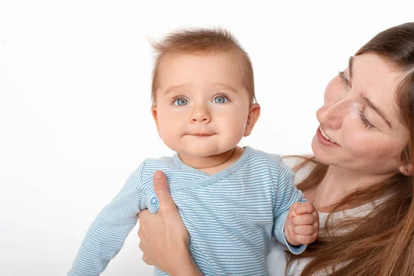 Madre Sosteniendo Lindo Niño Feliz Con Hermosos Ojos Azules Sobre — Foto de Stock