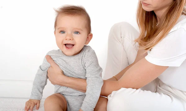 Madre Sosteniendo Lindo Niño Feliz Con Hermosos Ojos Azules Sobre — Foto de Stock