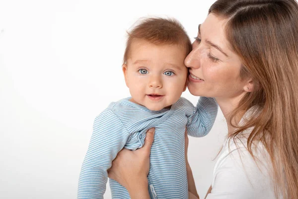 Madre Sosteniendo Lindo Niño Feliz Con Hermosos Ojos Azules Sobre — Foto de Stock