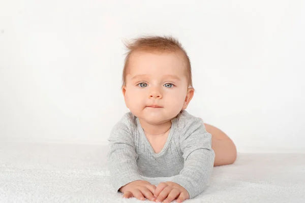 Retrato Lindo Bebé Con Ojos Azules Sobre Fondo Blanco Concepto — Foto de Stock