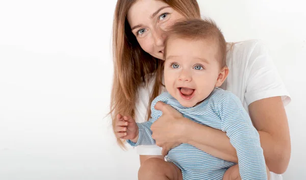 Madre Sosteniendo Lindo Niño Feliz Con Hermosos Ojos Azules Sobre —  Fotos de Stock