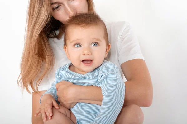 Madre Tenendo Carino Bambino Felice Con Bellissimi Occhi Blu Sfondo — Foto Stock