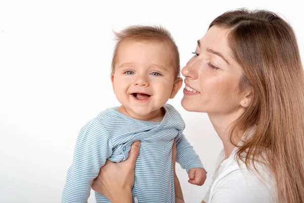 妈妈抱着可爱的快乐的小男孩 蓝眼睛 背景是白色的 快乐童年和母性概念 — 图库照片
