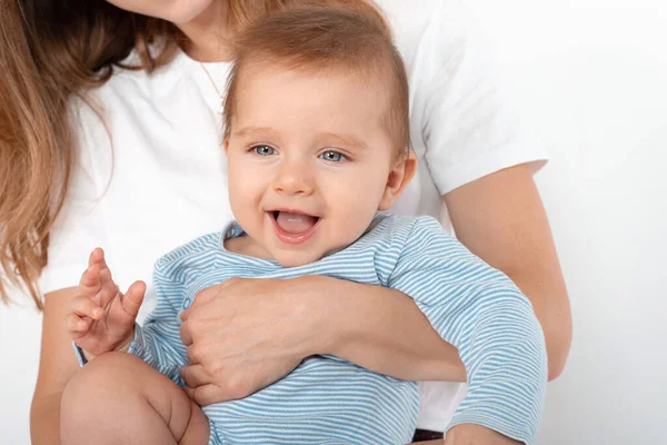 Madre Tenendo Carino Bambino Felice Con Bellissimi Occhi Blu Sfondo — Foto Stock