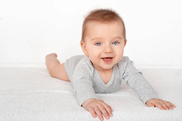 Retrato Lindo Bebé Con Ojos Azules Sobre Fondo Blanco Concepto — Foto de Stock