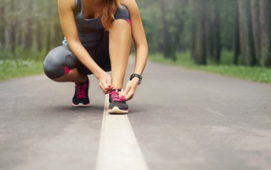 Sportif kadın th erken sisli sabah çalıştırmak için hazırlanma
