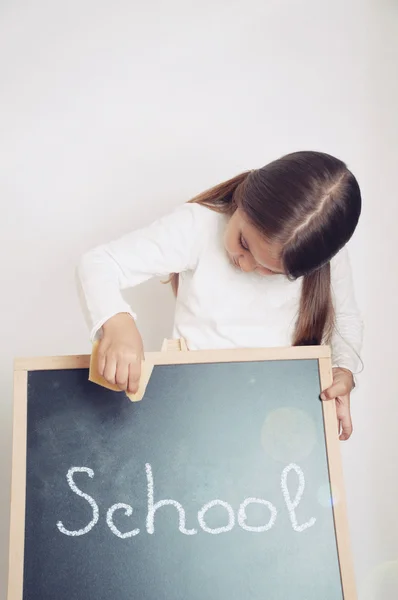 귀여운 사랑 스러운 여 고생 들고 칠판, 교육 개념 — 스톡 사진