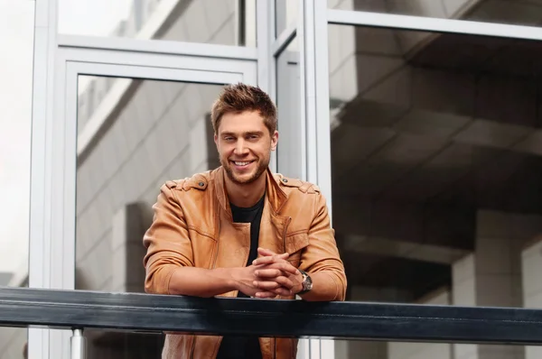 Elegante estilo guapo sonriente hombre en la ciudad — Foto de Stock