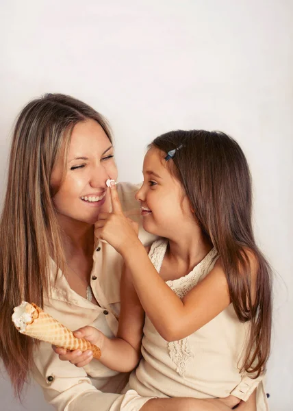 Familia de la madre y doughter divertirse con la crema de hojaldre, feliz —  Fotos de Stock