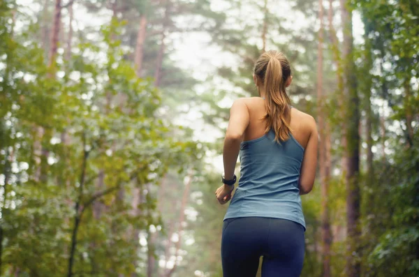 Egészséges életmód fitness sportos nő fut korai a reggel — Stock Fotó