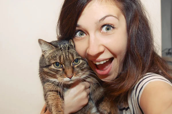 Retrato de fuuny sonriente chica con gato Fotos De Stock Sin Royalties Gratis