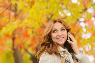 güzel çekici genç kadın üzerinde fon söz portresi