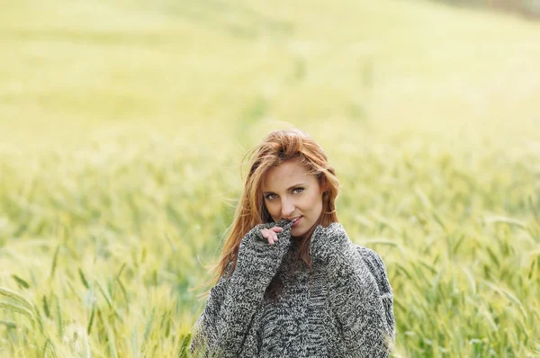 Schöne sinnlich lächelnde junge Frau im herbstlichen Feld — Stockfoto