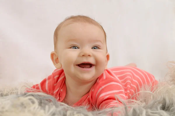 Очень счастливая милая маленькая девочка с широкой улыбкой — стоковое фото