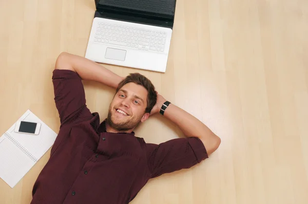 çekici genç adam rahatlatıcı evde ahşap zemin üzerinde