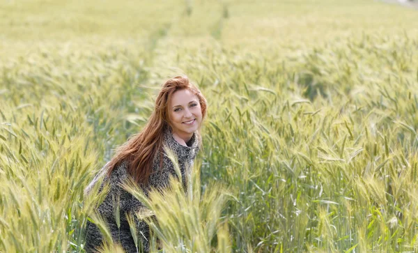 Heureux belle jeune femme souriante dans le champ d'automne — Photo