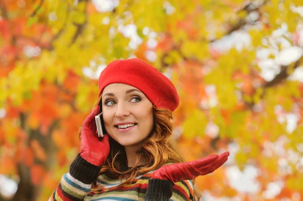 Retrato de hermosa joven atractiva en boina roja talkin — Foto de Stock